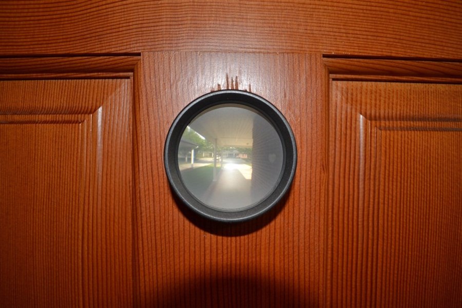 Круг мои двери открыты. Глазок дверной панорамный 360. Глазок дверной Doorlock. Дверь с глазком. Большой дверной глазок.